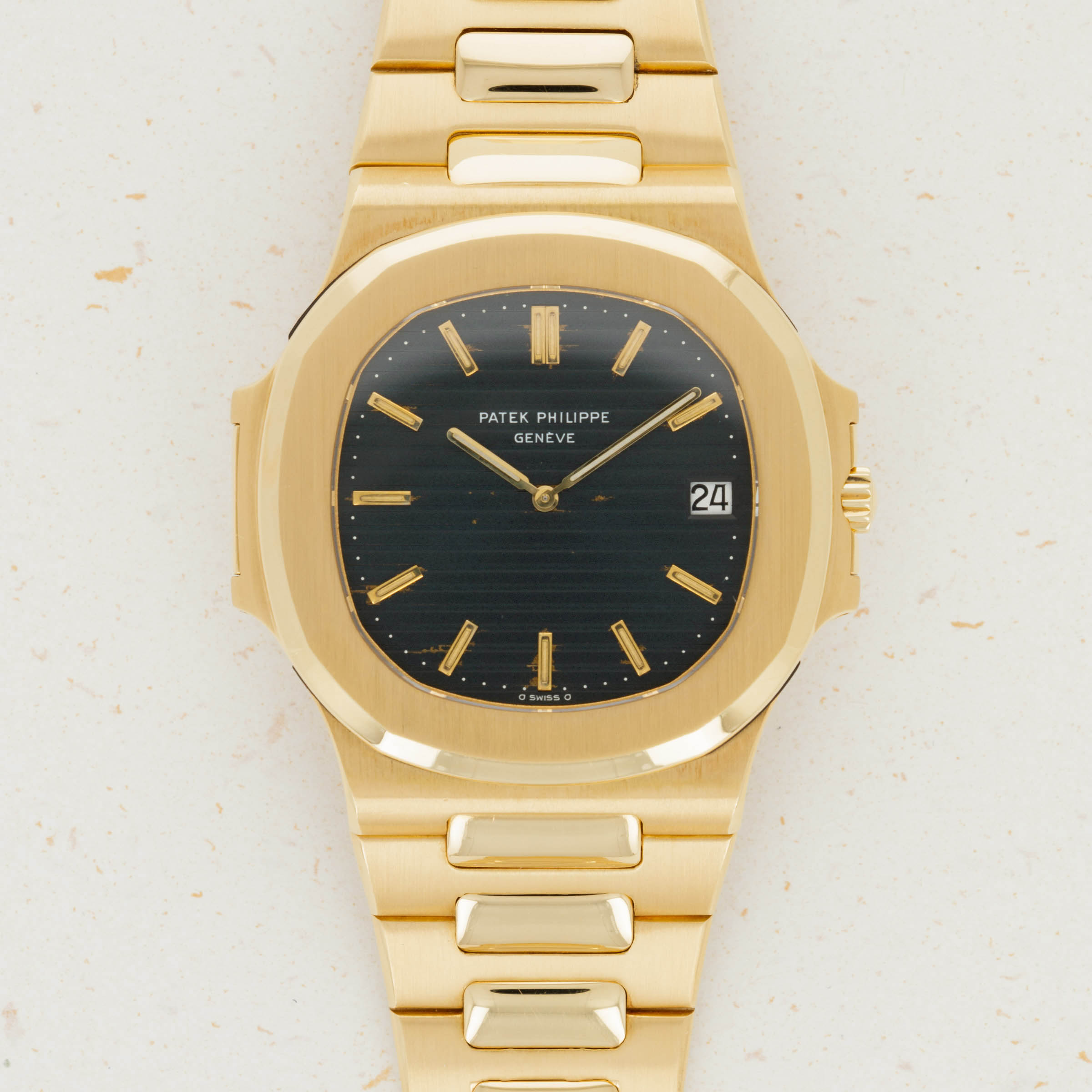 Patek Philippe Jumbo Nautilus Yellow Gold 3700 1J Auctions Loupe This